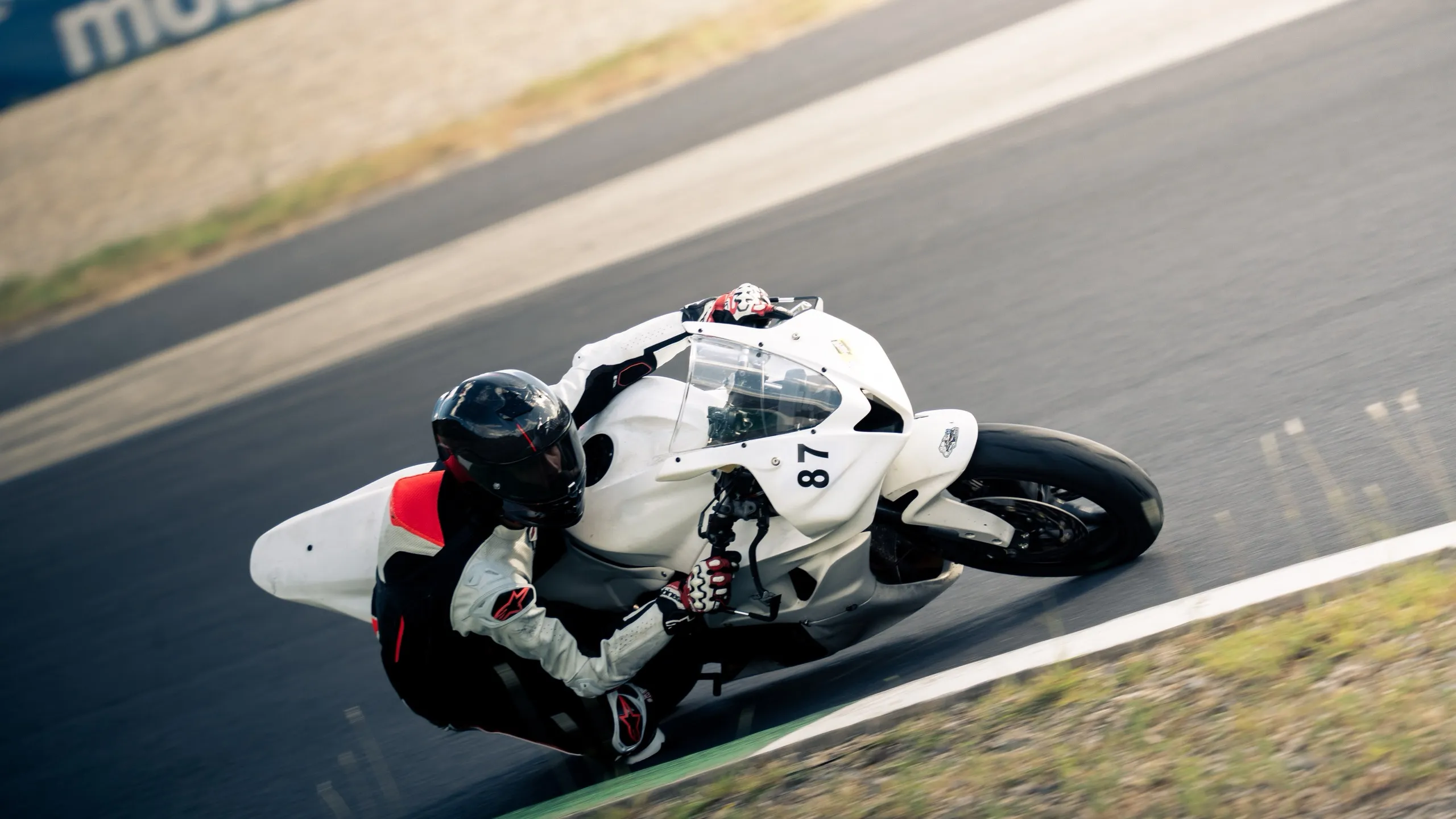 Quentin Réa en pleine prise d'angle sur sa Honda n°87